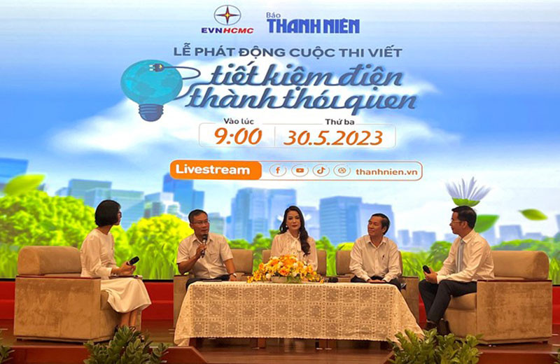 Đại diện Ban tổ chức và các đại biểu trao đổi về việc tiết kiệm điện tại lễ phát động.