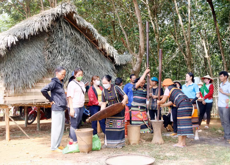 Đồng bào dân tộc Mạ, S’Tiêng ở Đồng Nai Thượng cùng vui ngày hội buôn làng.