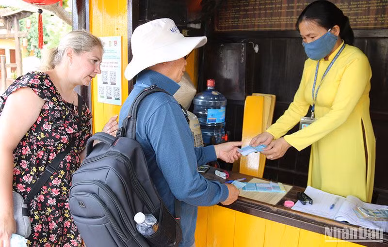 Du khách mua vé vào tham quan Khu phố cổ Hội An.
