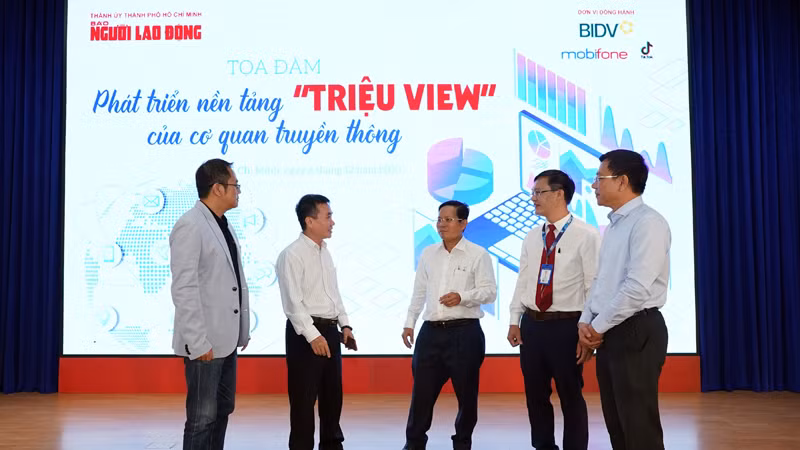 Các đại biểu trao đổi bên lề tọa đàm.