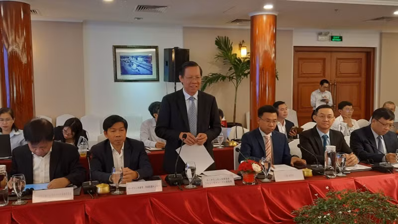 Chủ tịch Ủy ban nhân dân Thành phố Hồ Chí Minh Phan Văn Mãi phát biểu tại hội nghị bàn tròn.