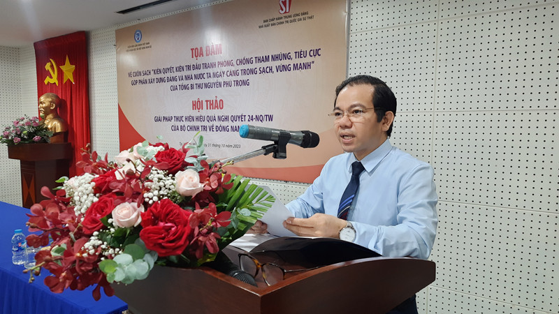 Phó Giáo sư, Tiến sĩ Vũ Tuấn Hưng, Phó Viện trưởng phụ trách Viện Khoa học xã hội vùng Nam Bộ phát biểu tại hội thảo.