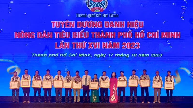 Trao bằng khen cho các gương “Nông dân tiêu biểu thành phố” năm 2023.