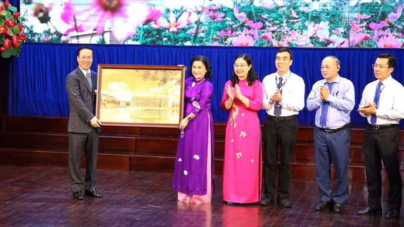 Ban giám hiệu Trường Đại học Khoa học xã hội và Nhân văn tặng Chủ tịch nước Võ Văn Thưởng bức tranh lưu niệm.