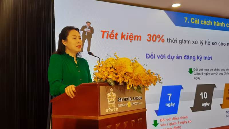 Bà Hồ Thị Quyên, Phó Giám đốc Trung tâm Xúc tiến Thương mại và Đầu tư Thành phố Hồ Chí Minh phát biểu tại diễn đàn.