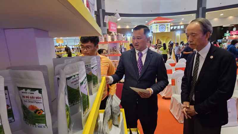 Các đại biểu tham quan các sản phẩm của doanh nghiệp Việt trưng bày tại triển lãm.