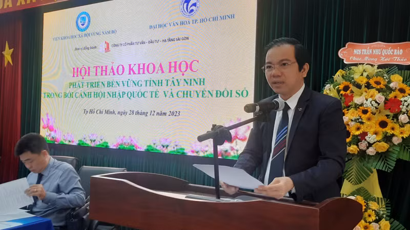 Phó Giáo sư, Tiến sĩ Vũ Tuấn Hưng, Phó Viện trưởng phụ trách Viện Khoa học xã hội vùng Nam Bộ phát biểu tại hội thảo.