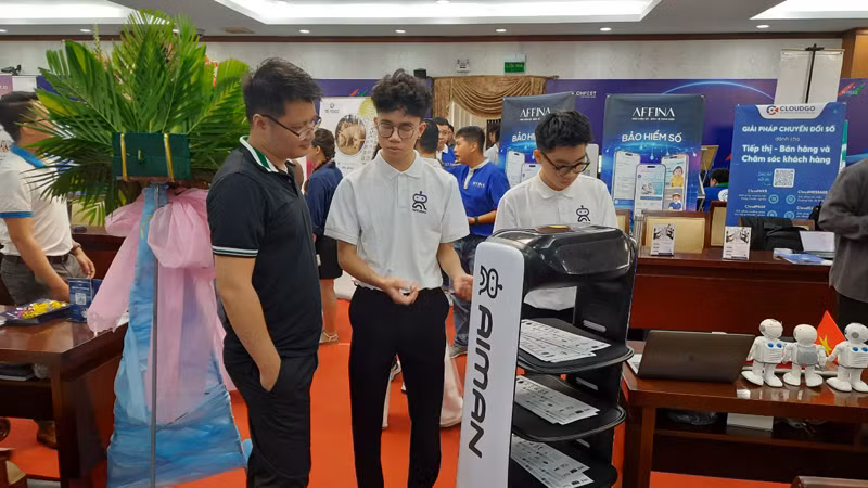 Người dân tham quan Triển lãm sản phẩm, dịch vụ khởi nghiệp đổi mới sáng tạo Techfest-Whise 2023.