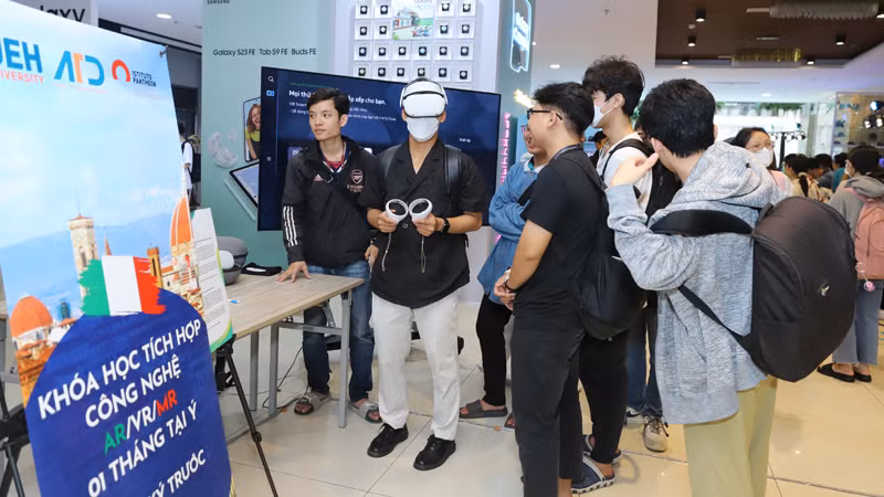 Sinh viên Đại học Kinh tế Thành phố Hồ Chí Minh tham gia các hoạt động triển lãm về công nghệ và nghệ thuật trong chuỗi chương trình ArtTech Fusion 2023.