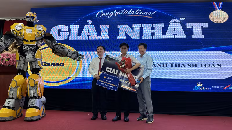 Ban tổ chức trao giải nhất cho Dự án Casso-payOS-Hệ điều hành thanh toán.