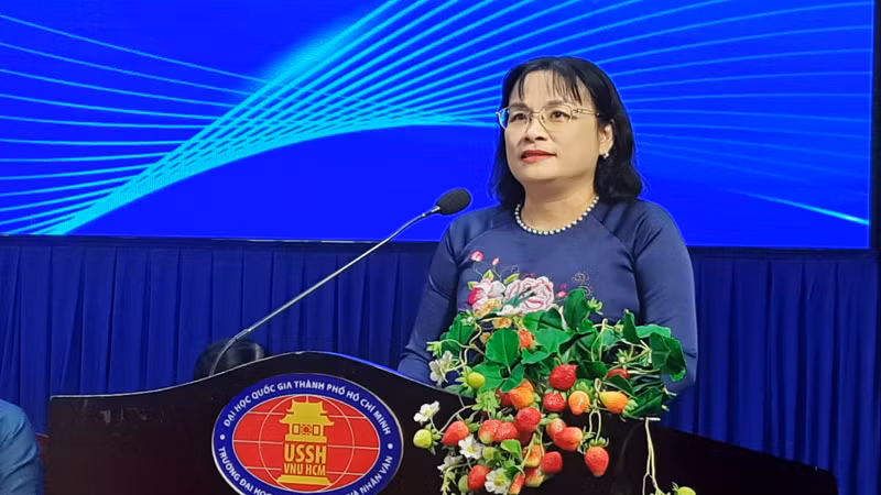 Phó Giáo sư, Tiến sĩ Ngô Thị Phương Lan, Hiệu trưởng Trường Đại học Khoa học xã hội và Nhân văn phát biểu tại tọa đàm.