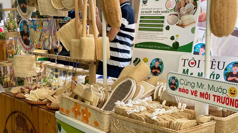 Miếng rửa chén, bông tắm, đồ chơi cho thú cưng, đồ trang trí làm từ xơ mướp là những mặt hàng nổi bật của dự án Mr Mướp