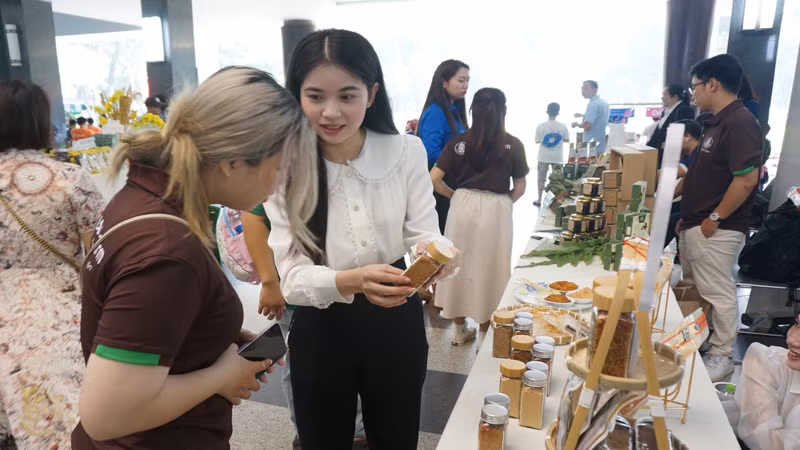 Khách hàng mua sản phẩm Mr Muối Tây Ninh.