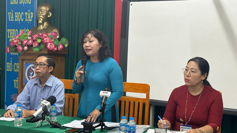 Bà Hồ Thị Ngọc Sương, Hiệu trưởng Trường Trung học cơ sở Đồng Khởi trả lời báo chí trong buổi họp báo