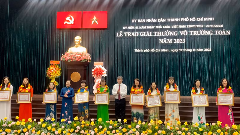 Các thầy, cô giáo nhận Giải thưởng Võ Trường Toản năm 2023.