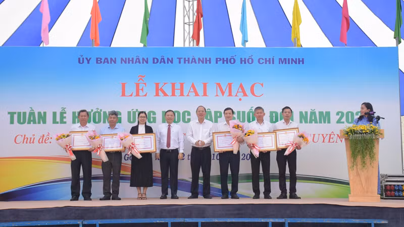 Trao bằng khen cho các tập thể có thành tích xuất sắc trong phong trào khuyến học, khuyến tài, xây dựng xã hội học tập năm 2022. Trao bằng khen cho các tập thể có thành tích xuất sắc trong phong trào khuyến học, khuyến tài, xây dựng xã hội học tập năm 2022.