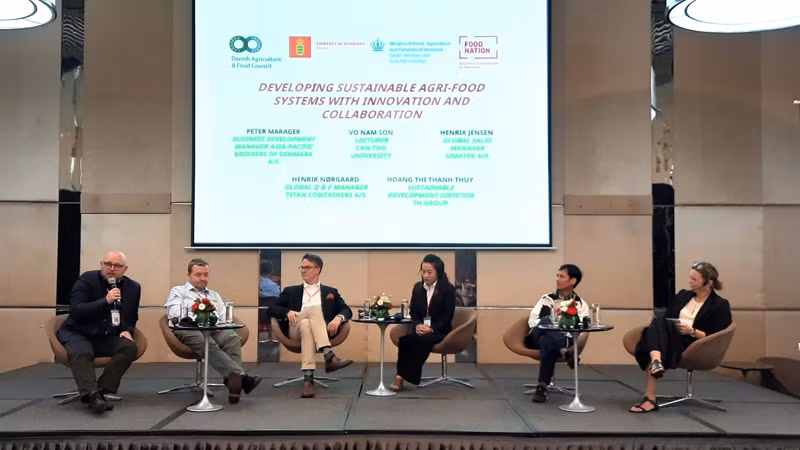 Các đại biểu thảo luận về nông nghiệp và thực phẩm xanh.