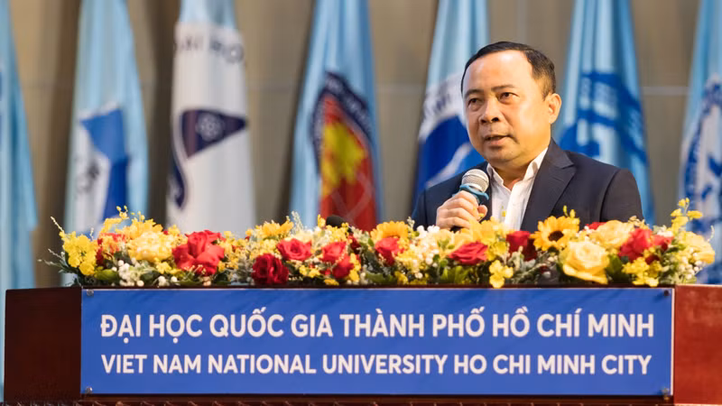 Phó Giáo sư, Tiến sĩ Vũ Hải Quân, Giám đốc Đại học Quốc gia Thành phố Hồ Chí Minh phát biểu tại hội nghị. Phó Giáo sư, Tiến sĩ Vũ Hải Quân, Giám đốc Đại học Quốc gia Thành phố Hồ Chí Minh phát biểu tại hội nghị.