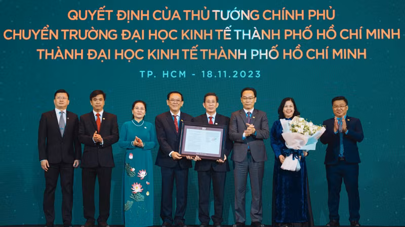 Trao Quyết định số 1146/QĐ-TTg của Thủ tướng Chính Phủ về việc chuyển Trường Đại học Kinh tế Thành phố Hồ Chí Minh thành Đại học Kinh tế Thành phố Hồ Chí Minh.