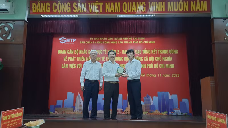 Đồng chí Trần Tuấn Anh (giữa) chụp ảnh lưu niệm cùng lãnh đạo Thành phố Hồ Chí Minh và Ban Quản lý Khu Công nghệ cao Thành phố.