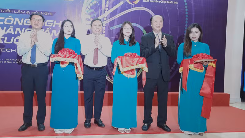 Nghi thức cắt băng khai mạc triển lãm Tech4life 2023.