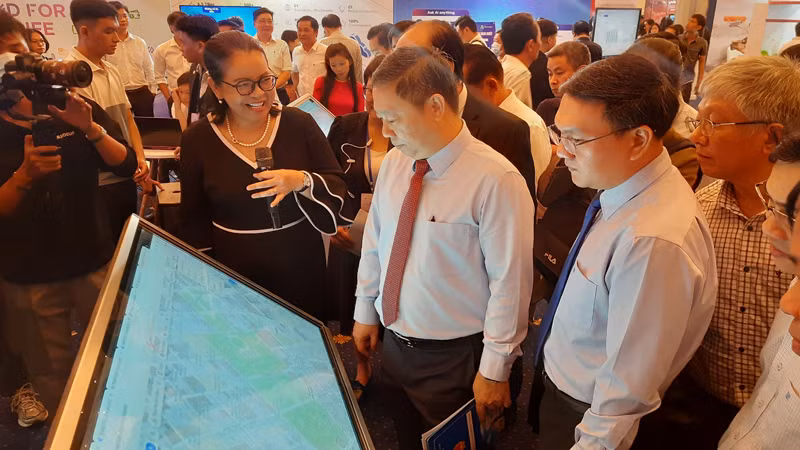 Đồng chí Dương Anh Đức (giữa), Phó Chủ tịch Ủy ban nhân dân Thành phố Hồ Chí Minh tham quan triển lãm Tech4life 2023.