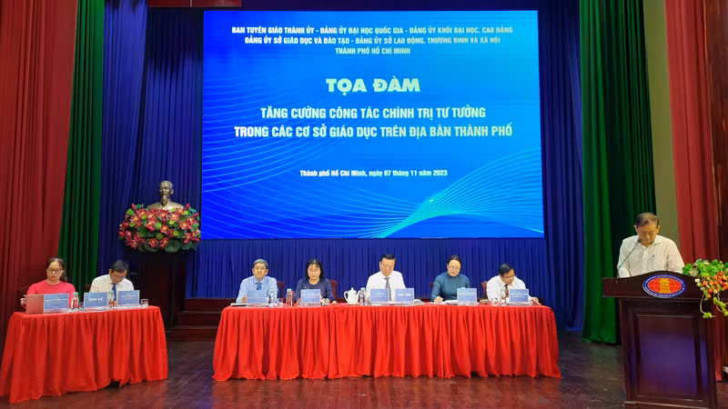 Các đại biểu chủ trì buổi tọa đàm.