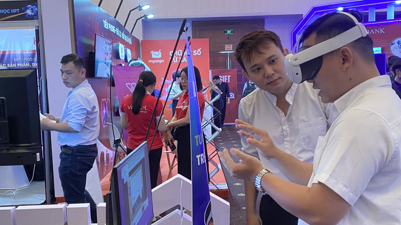 Người dân Thành phố Hồ Chí Minh tham quan Triển lãm công nghệ tại Tuần lễ Chuyển đổi số Thành phố Hồ Chí Minh năm 2023.