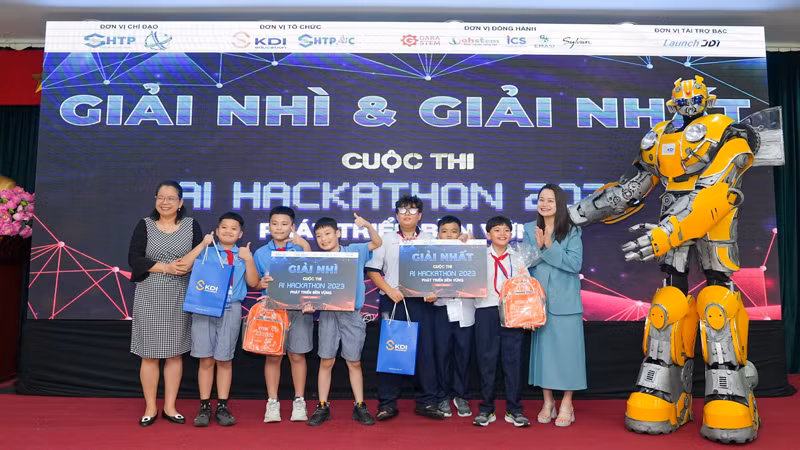 Ban tổ chức cuộc thi trao giải cho thí sinh đạt giải Nhất và Nhì bảng A