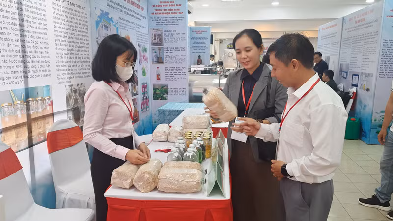 Các đại biểu tham quan gian hàng trưng bày công nghệ tại Techmart năm 2023.