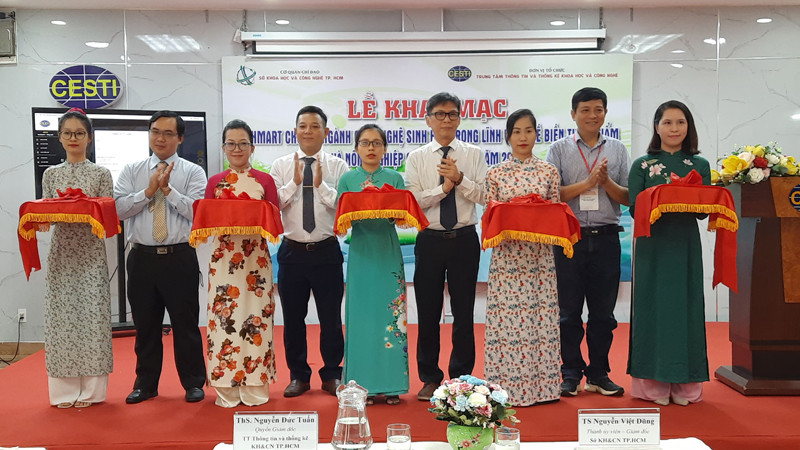 Nghi thức cắt băng khai mạc Techmart năm 2023.