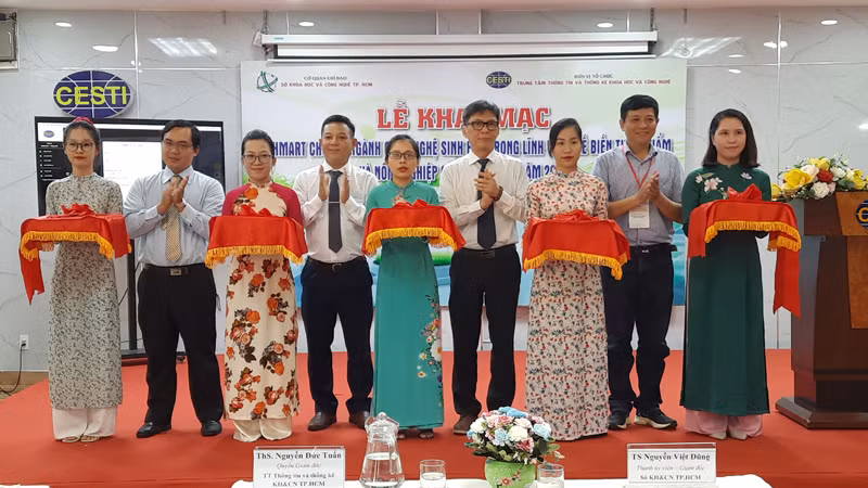 Nghi thức cắt băng khai mạc Techmart năm 2023.