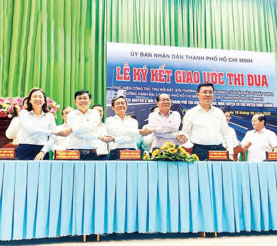 Sở Tài nguyên và Môi trường Thành phố Hồ Chí Minh và các địa phương ký kết giao ước thi đua đẩy nhanh công tác thu hồi đất, bồi thường, hỗ trợ, tái định cư cho dự án đường vành đai 3. (Ảnh QUÝ HIỀN)