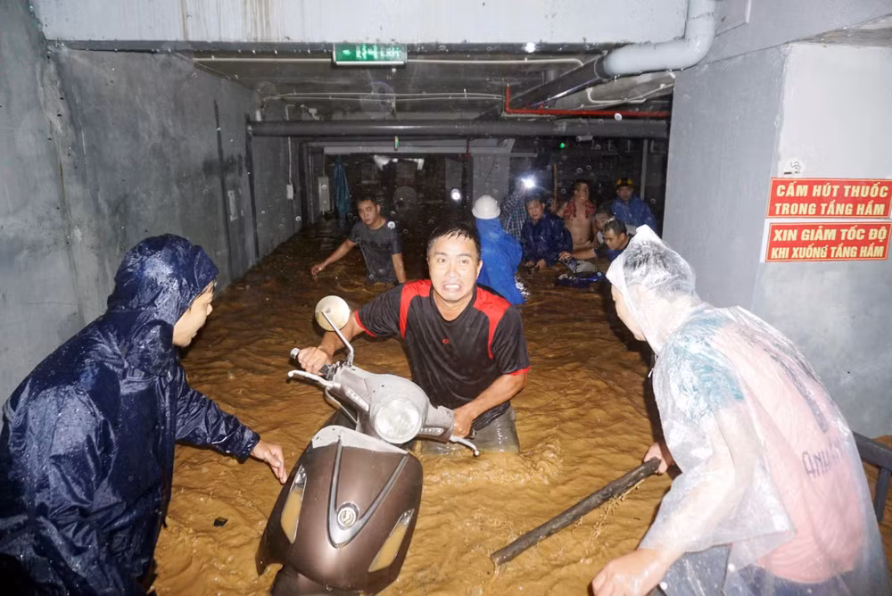 Mưa ngập hầu hết khu vực thuộc TP Đà Nẵng. Trong ảnh: Người dân chuyển xe máy ra khỏi tầng hầm ngập nước. (Ảnh ANH ĐÀO)