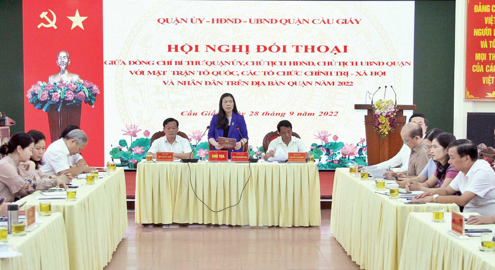 Hội nghị đối thoại trực tiếp giữa Bí thư Quận ủy, Chủ tịch HĐND, Chủ tịch UBND quận Cầu Giấy với Ủy ban MTTQ, các tổ chức chính trị, xã hội và nhân dân trên địa bàn. (Ảnh VÂN NHI)