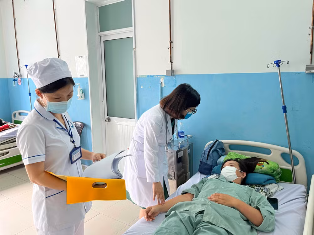 Điều trị bệnh nhân sốt xuất huyết tại Bệnh viện đa khoa khu vực Hóc Môn (Thành phố Hồ Chí Minh).