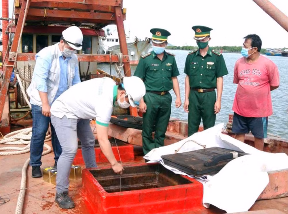 Lực lượng chức năng kiểm tra tàu cá TG90187TS vận chuyển dầu do không có hóa đơn chứng từ theo quy định. (Ảnh NINH NHÂM)