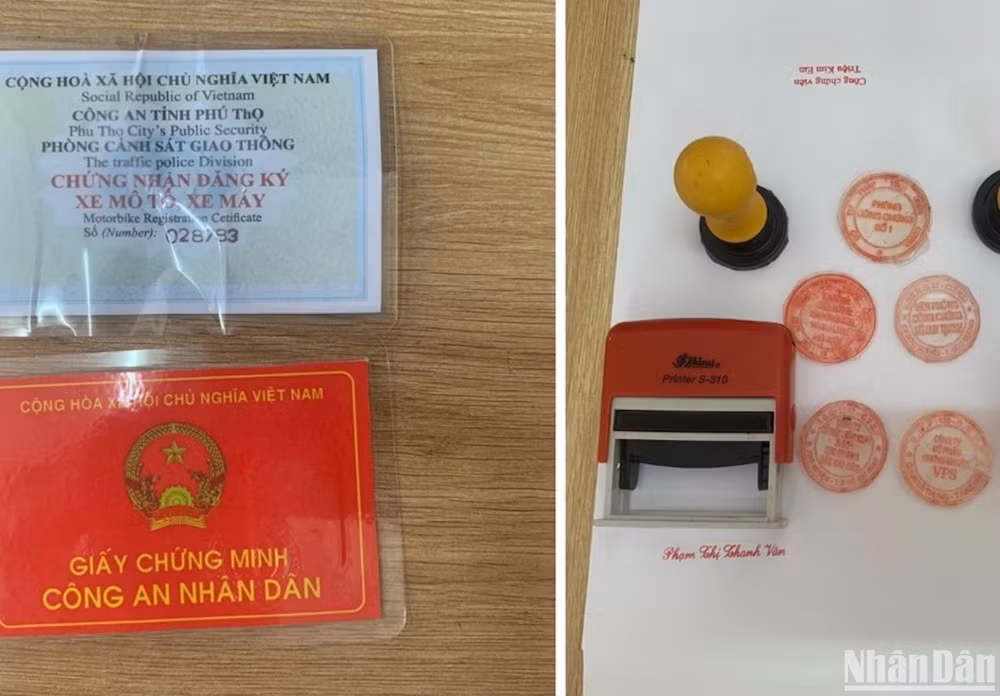 Mộc dấu và giấy chứng nhận Công an nhân dân giả được thu giữ trong quá trình khám xét.