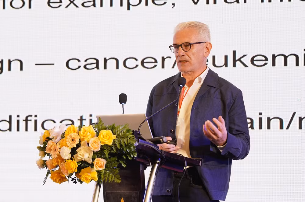 Giáo sư Jacek Toporski chia sẻ về phương pháp điều trị CAR-T tại hội nghị.