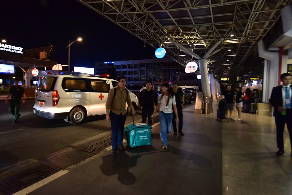 Ê-kíp vận chuyển tim và gan ra sân bay về Hà Nội.