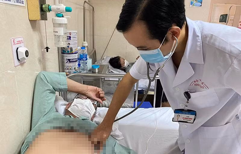 Bệnh nhân mắc sốt xuất huyết nằm điều trị tại Bệnh viện E. 