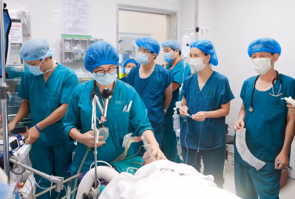 Các bác sĩ tiến hành cấp cứu cho trẻ ngay sau khi chào đời. Các bác sĩ tiến hành cấp cứu cho trẻ ngay sau khi chào đời.