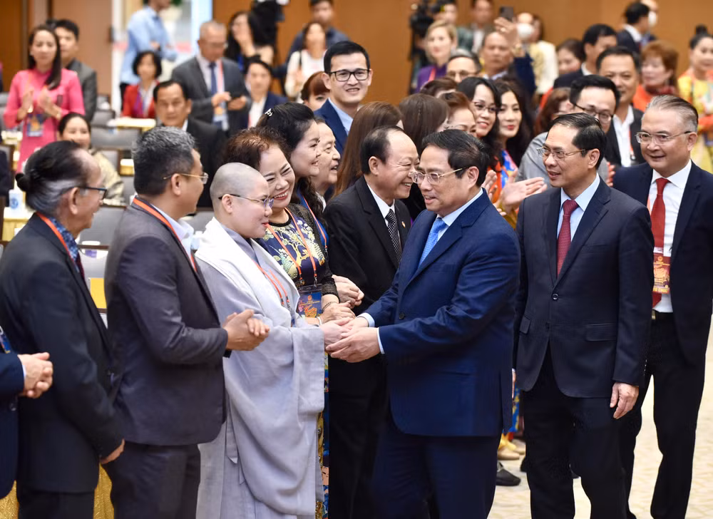 Thủ tướng Phạm Minh Chính gặp mặt kiều bào tham dự chương trình Xuân Quê hương 2023. (Ảnh: Trần Hải)