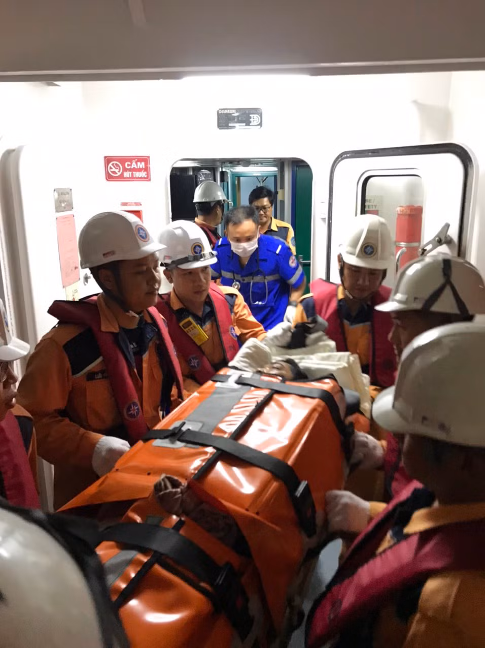 Thuyền viên được đưa về bờ an toàn.