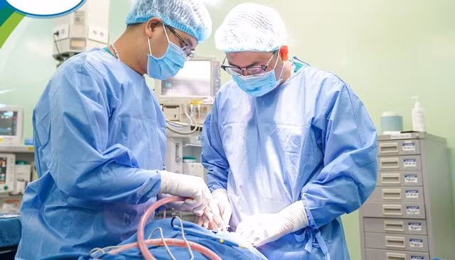 Các bác sĩ thực hiện phẫu thuật tạo hình cho bé.