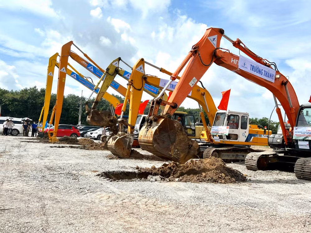 Công nhân tổ chức phương tiện thi công tại công trường.