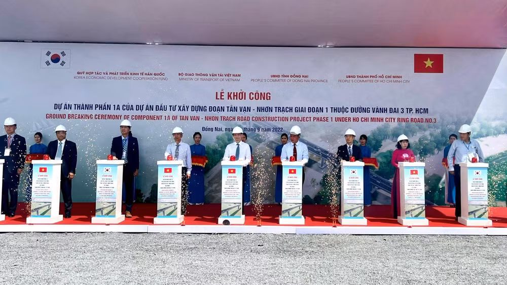 Nghi thức khởi công dự án.