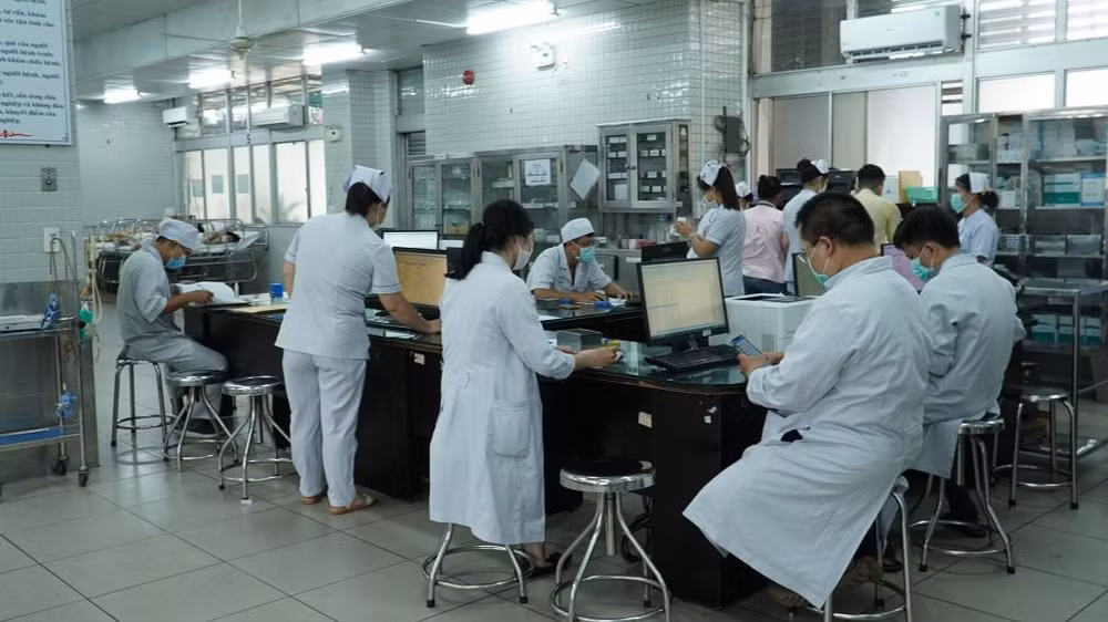 Các bác sĩ, nhân viên y tế Bệnh viện Chợ Rẫy trực 24/24, sẵn sàng với các tình huống cấp cứu cho bệnh nhân. 