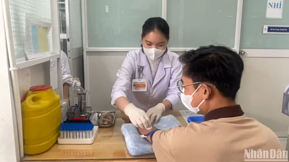 Lấy máu xét nghiệm định kỳ cho người điều trị PrEP.