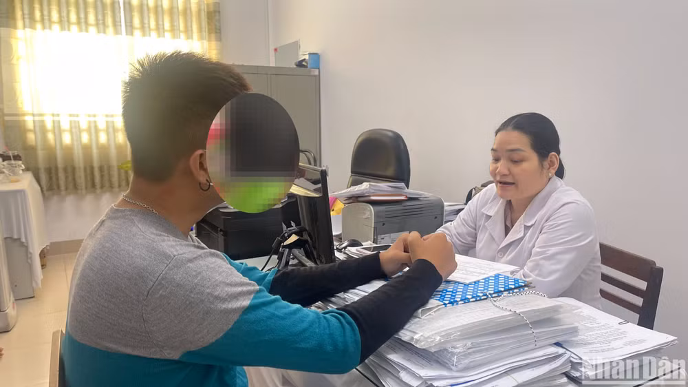 Phan Ngọc H. trao đổi với bác sĩ để có thêm kiến thức tiếp cận, tư vấn cho nhóm MSM.